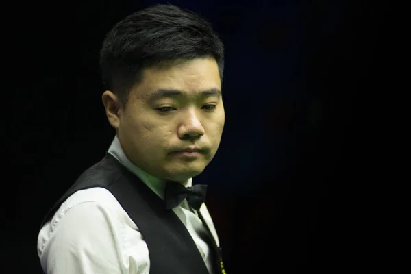 Ding Junhui Della Cina Considera Colpo Luca Brecel Del Belgio — Foto Stock