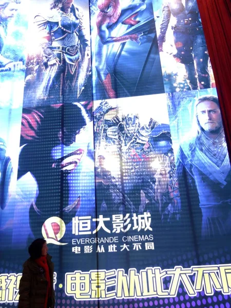 Peatón Pasa Frente Anuncio Evergrande Cinemas China Evergrande Group Ciudad — Foto de Stock