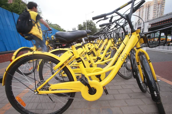 Bicycles Chinese Bike Sharing Service Ofo Lined Road Beijing China — Stock Photo, Image