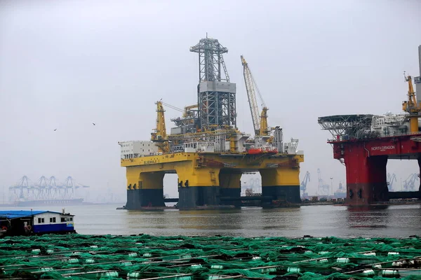 2017年7月28日 在中国东部山东省烟台市的一个港口 可以开采可燃冰和石油的超深水半潜式钻井平台 蓝鲸Ii — 图库照片
