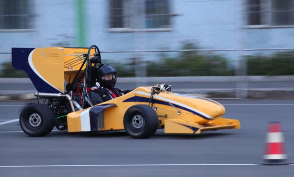 Toute Nouvelle Voiture Course Formule Assemblée Par Trois Enseignants Étudiants — Photo