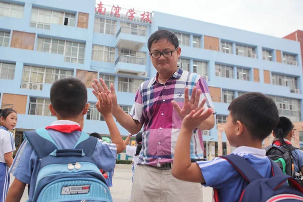 Éves Igazgató Xiong Jinshen South Bay School Taps Diákokkal Kapu — Stock Fotó