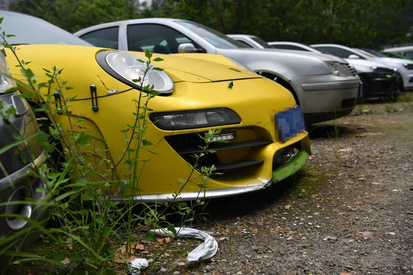 Незаконно Модифіковані Porsches Автомобіля Відмовилися Від Його Власника Видно Стоянці — стокове фото