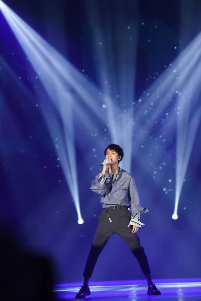 Karry Wang Wang Junkai Del Grupo Chino Tfboys Realiza Durante —  Fotos de Stock