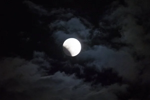 Uma Porção Lua Cruza Sombra Terra Durante Eclipse Lunar Parcial — Fotografia de Stock