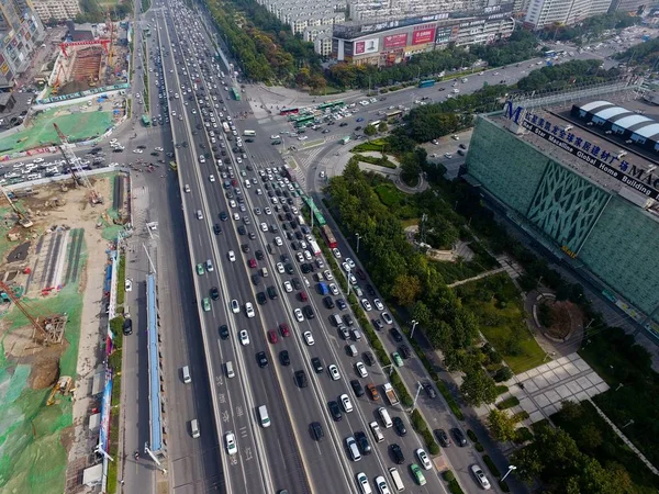 Vista Aérea Massas Veículos Uma Estrada Elevada Durante Engarrafamento Dia — Fotografia de Stock