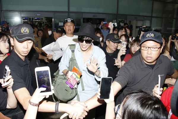 2017年8月28日 韩国演员 中锋康哈纽尔在中国香港香港国际机场降落后 被一群球迷跟踪和包围 — 图库照片