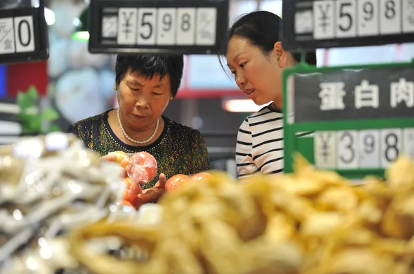 Çinli Müşteriler Doğu Çin Anhui Eyaletinin Fuyang Kentindeki Bir Süpermarkette — Stok fotoğraf