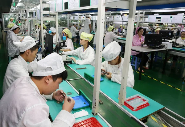中国の女性労働者は 東シナの安徽州 Huaibei 市の工場で組立ラインで電気製品を生産し 9月21日2017 — ストック写真