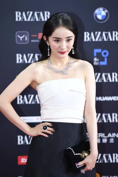 中国女演员杨米在2017年9月9日于中国北京举行的2017年集市之星慈善之夜晚会上摆出姿势 — 图库照片