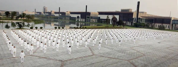 Funcionários Shandong Dong Jiao Group Praticam Tai Chi Para Marcar — Fotografia de Stock