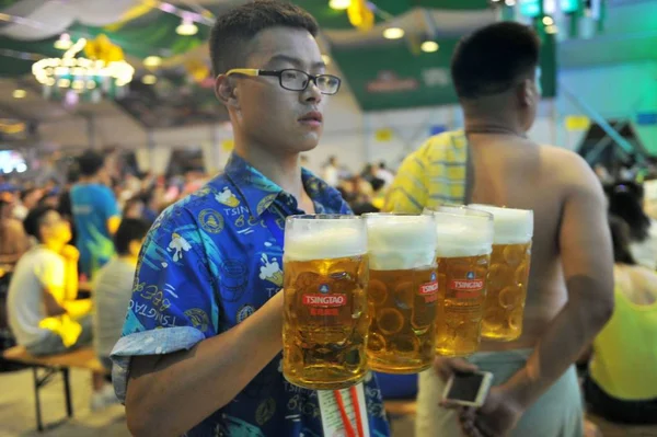 ウェイターは 青島市 中国東部の山東省 2017 日に第 回青島国際ビール祭中にビールを提供しています — ストック写真