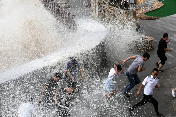 Local Residents Run Away Massive Waves Tidal Bore Caused Typhoon — Stock Photo, Image