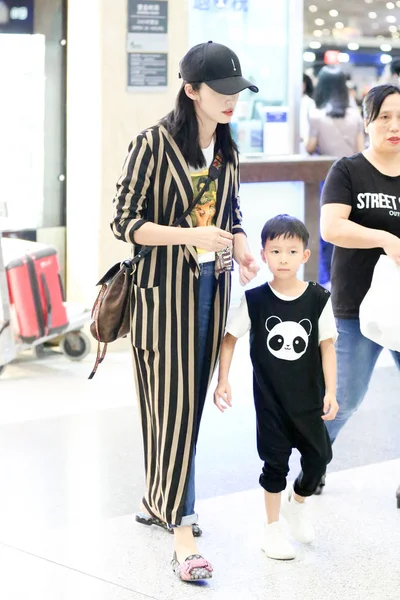 Chinese Actress Yao Chen Her Son Pictured Beijing Capital International — Stock Photo, Image