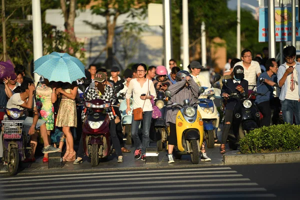 Des Masses Résidents Locaux Font Vélo Électrique Dans Une Rue — Photo