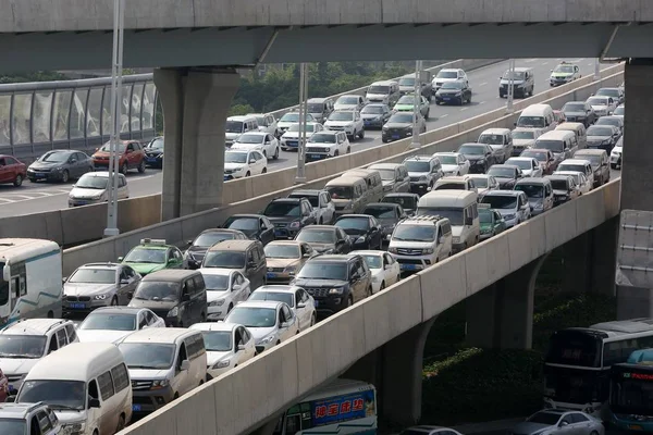 Mas Pojazdów Poruszają Się Powoli Podwyższonych Autostrad Korku Światowy Dzień — Zdjęcie stockowe