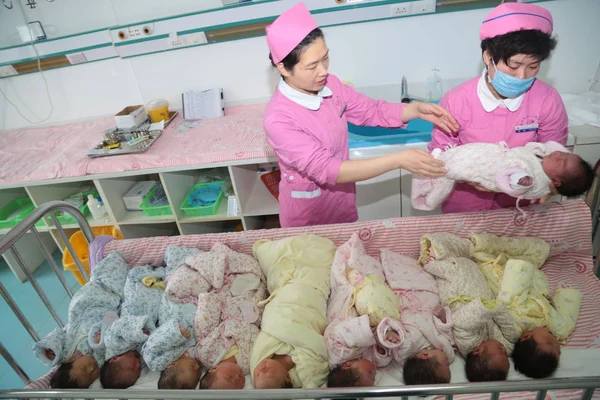 Kinesiska Sjuksköterskor Närvara Nyfödda Barn Ett Sjukhus Xiangyang City Central — Stockfoto