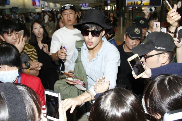 Actor Surcoreano Kang Neul Centro Seguido Rodeado Por Una Multitud — Foto de Stock