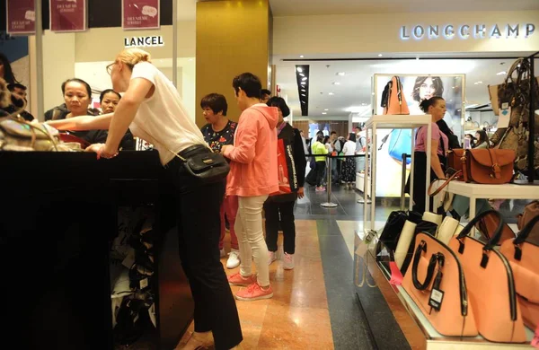 2016年パリで開催された ソルデス 夏季セール 2016年7月1日 ギャラリー ラファイエット百貨店のロングチャンプの店で中国人客がハンドバッグを買い物 — ストック写真