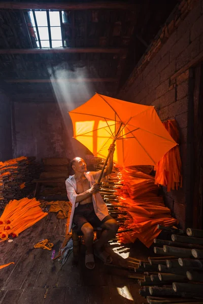 2017年8月5日 中国东部安徽省景县古峰村一家工厂 一名中国工人制作油布遮阳伞 — 图库照片