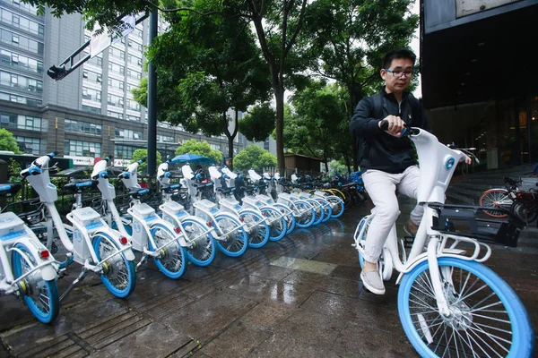 2017年9月15日 中国东部浙江省杭州市一条街道上排起了共享电动自行车的长队 — 图库照片