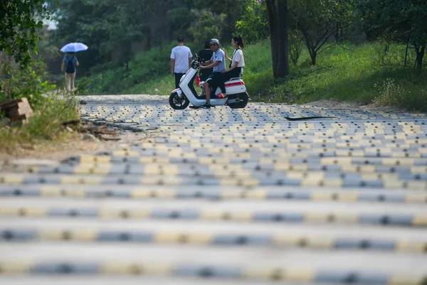 Rowerzysta Jeździ 200 Metrową Washboard Road Więcej Niż 100 Zderzaki — Zdjęcie stockowe