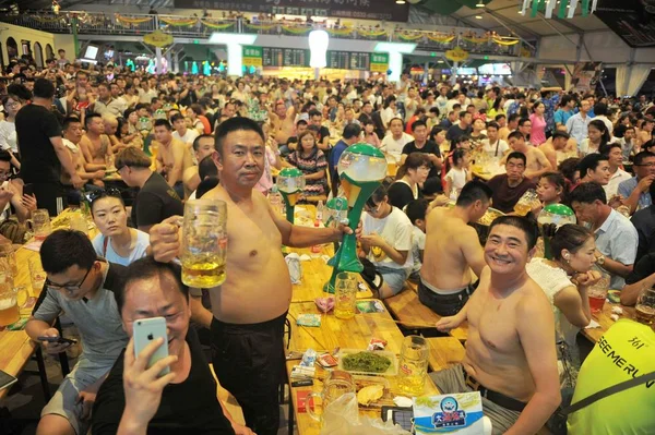 Turisti Godono Birra Durante 27Esimo Festival Internazionale Della Birra Qingdao — Foto Stock
