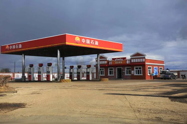 2017年4月20日 中国北東部黒龍江省フマ郡のペトロチャイナの親会社 Cnpc 中国国家石油公社 のガソリンスタンドの眺め 中国国家石油公社 のガソリンスタンドの眺め 2017年4月20日 — ストック写真