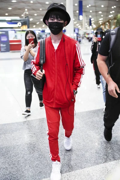 Jackson Sau Yangqianxi Din Grupul Băieți Chinezi Tfboys Sosesc Aeroportul — Fotografie, imagine de stoc