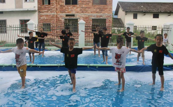 Chinesische Kinder Üben Kampfkunst Einem Schwimmbad Sich Bei Einem Sommerlichen — Stockfoto