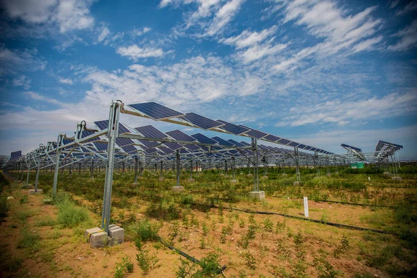 Ηλιακοί Συλλέκτες Εγκαθίστανται Φωτοβολταϊκή Μονάδα Παραγωγής Ενέργειας Του Ομίλου Πάουερ — Φωτογραφία Αρχείου