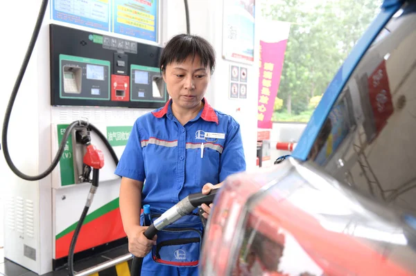 Trabajador Chino Repostará Automóvil Con Gasolina Etanol Una Gasolinera Sinopec — Foto de Stock