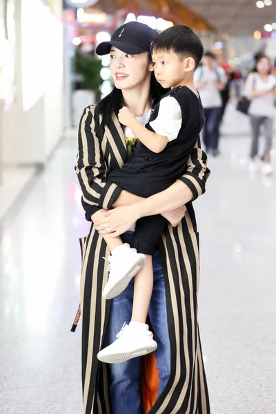 Chinese Actress Yao Chen Carrying Her Son Pictured Beijing Capital — Stock Photo, Image