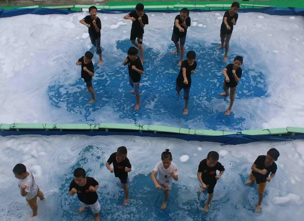 Chinesische Kinder Üben Kampfkunst Einem Schwimmbad Sich Bei Einem Sommerlichen — Stockfoto