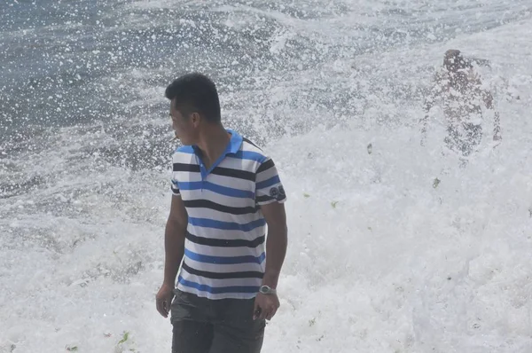 Турист Зображений Хвилі Від Припливного Отвору Викликаних Тайфун Хайанг Сплеск — стокове фото