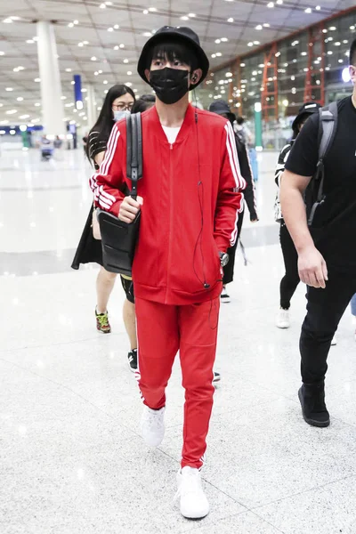 Jackson Sau Yangqianxi Din Grupul Băieți Chinezi Tfboys Sosesc Aeroportul — Fotografie, imagine de stoc