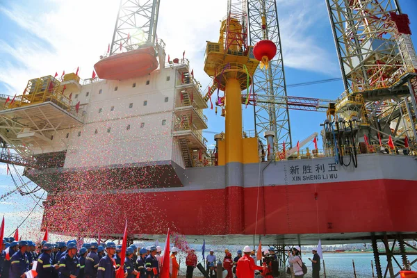 Operai Cinesi Partecipano Alla Cerimonia Consegna Dell Impianto Perforazione Xin — Foto Stock