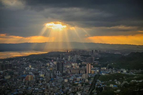 Paisagem Raios Luz Pôr Sol Criando Uma Impressão Ufo Sobre — Fotografia de Stock