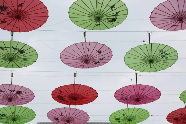 Bunte Regenschirme Aus Ölpapier Hängen Der Luft Auf Einer Straße — Stockfoto