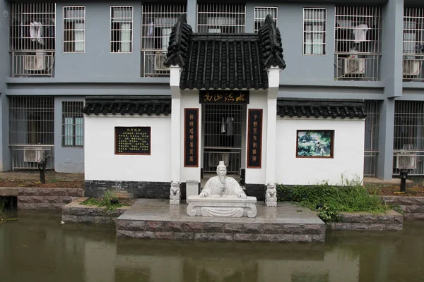 2017年9月3日 中国中部の湖北省武漢市にある伝統的な古典的な庭園スタイルの建築物で飾られた武漢バイオエンジニアリング研究所 Whbi の寮エリアの内側の眺め 2017年9月3日 — ストック写真