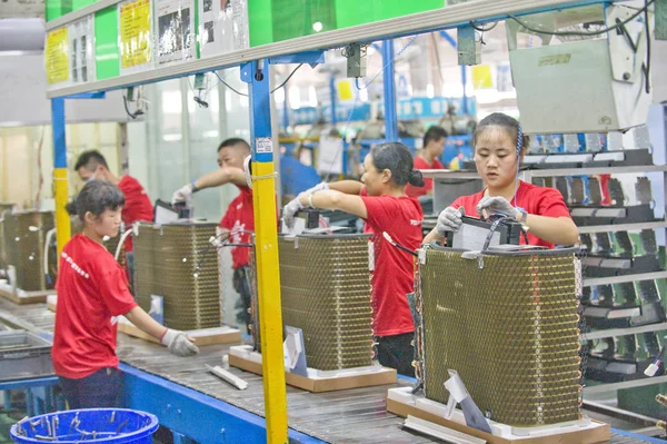 中国中部の湖北省武漢市のTcl工場で 組み立てラインにエアコンを組み立てる中国人女性労働者 2017年7月26日 — ストック写真