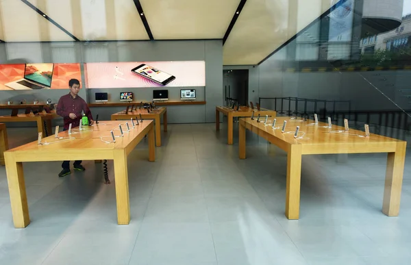 Chinese Shopper Tries Out Iphone Smartphone Flagship Store Apple Hangzhou — Stock Photo, Image