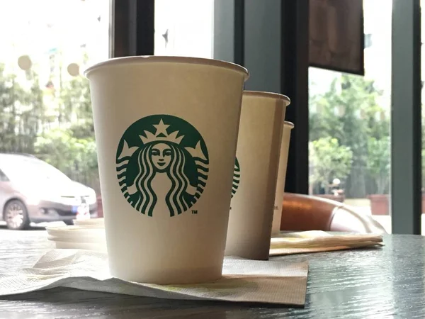 Sisänäkymä Kahvilaan Starbucks Coffee Shanghaissa Kiinassa Kesäkuu 2017 — kuvapankkivalokuva