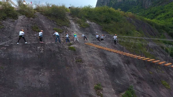 Turistler Kablolar Tarafından Bir Uçurumun Duvarında Bir Ferrata Iron Road — Stok fotoğraf