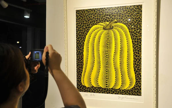 Chinese Visitor Takes Photos Painting Yellow Pumpkin Exhibition Yayoi Kusama — Stock Photo, Image