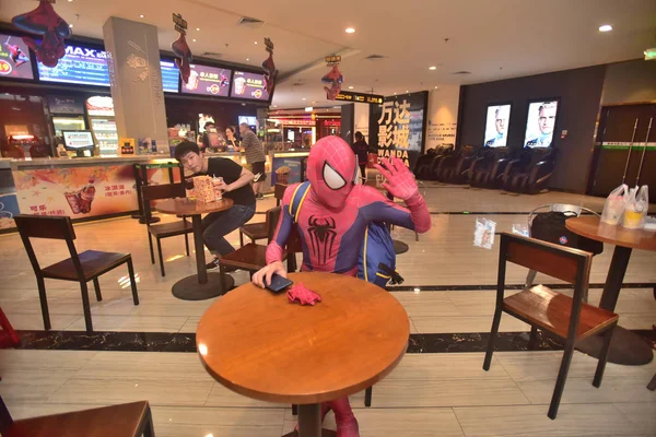 Coser Chino Años Zeng Vestido Como Spider Man Saluda Gente — Foto de Stock
