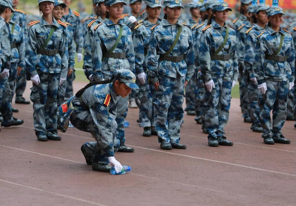 Freshman Picks Her Falling Bottle Take Part Military Training Outdoor — Stock Photo, Image