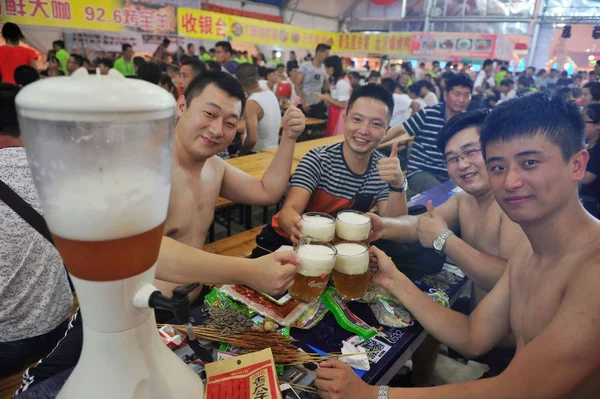 Persone Godono Birra Durante 27Esimo Qingdao International Beer Festival Asian — Foto Stock