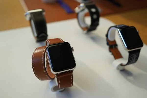 2017年9月22日 在中国北京三里屯购物区的苹果专卖店展出苹果手表系列3 — 图库照片