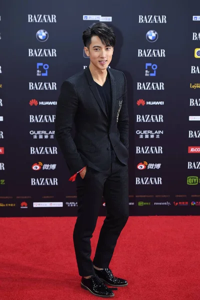 布鲁内安歌手兼演员吴春在2017年9月9日于中国北京举行的2017年集市之星慈善之夜联欢晚会上走上红地毯时摆姿势 — 图库照片